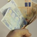 Αύξηση σε κατώτατο μισθό: Ξεκινά η διαβούλευση - Τα σενάρια που επικρατούν