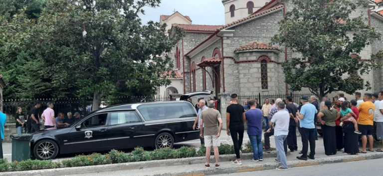 Τρίκαλα: Σπαραγμός στην κηδεία της 16χρονης – Μοιρολόγια και αναπάντητα ερωτήματα