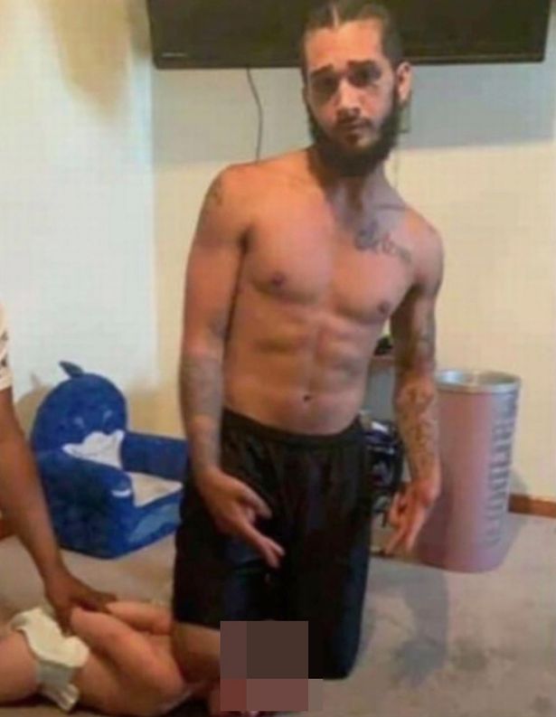 «Ανδρας» φωτογραφήθηκε να γονατίζει στο λαιμό ενός μωρού για να μιμηθεί τον θάνατο του Τζορτζ Φλόιντ