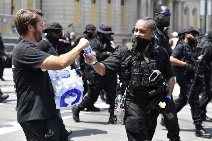 ΗΠΑ: Βαριά οπλισμένοι αφροαμερικανοί έκαναν διαδήλωση κατά της αστυνομικής βίας 5 ΗΠΑ: Βαριά οπλισμένοι αφροαμερικανοί έκαναν διαδήλωση κατά της αστυνομικής βίας