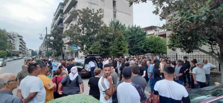 Τρίκαλα: Σπαραγμός στην κηδεία της 16χρονης – Μοιρολόγια και αναπάντητα ερωτήματα