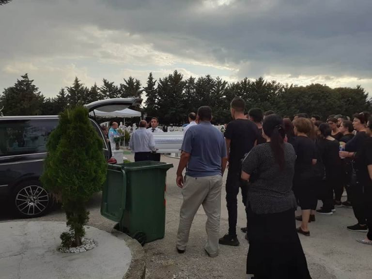 Τρίκαλα: Σπαραγμός στην κηδεία της 16χρονης – Μοιρολόγια και αναπάντητα ερωτήματα