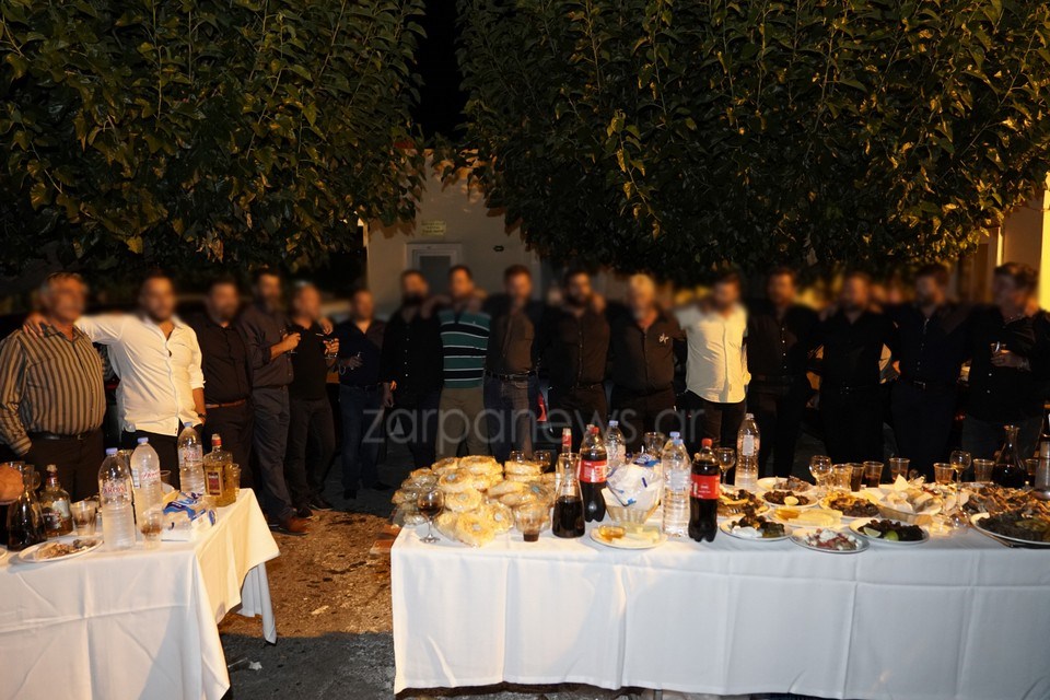 Κρήτη: Τα ΜΑΤ σε γάμο με 1.800 καλεσμένους - Η νύφη χόρευε στο δρόμο και όλοι έφευγαν με ταπεράκια