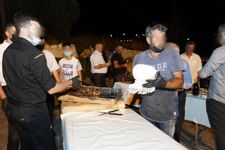 Κρήτη: Τα ΜΑΤ σε γάμο με 1.800 καλεσμένους - Η νύφη χόρευε στο δρόμο και όλοι έφευγαν με ταπεράκια