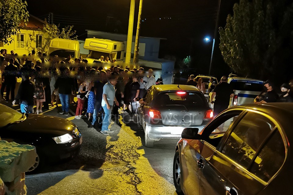 Κρήτη: Τα ΜΑΤ σε γάμο με 1.800 καλεσμένους - Η νύφη χόρευε στο δρόμο και όλοι έφευγαν με ταπεράκια