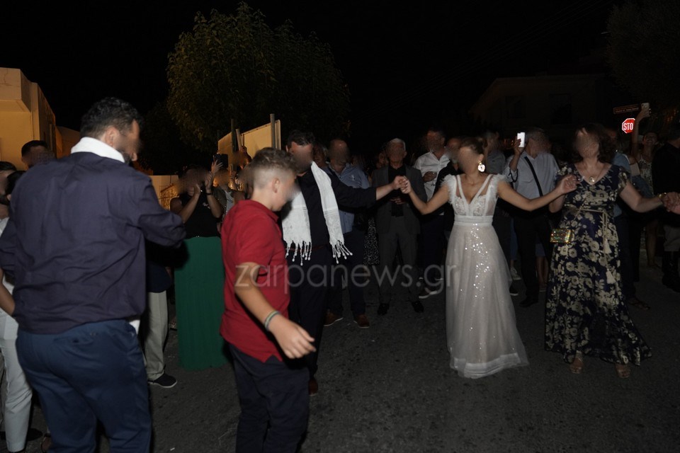 Κρήτη: Τα ΜΑΤ σε γάμο με 1.800 καλεσμένους - Η νύφη χόρευε στο δρόμο και όλοι έφευγαν με ταπεράκια