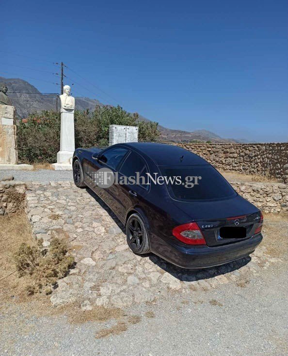 Χανιά: Οδηγός πάρκαρε την Mercedes του πάνω σε μνημείο αγωνιστών