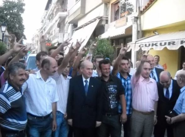 Αζέροι στρατιώτες αναχωρούν για το μέτωπο κάνοντας το σήμα των Γκρίζων Λύκων