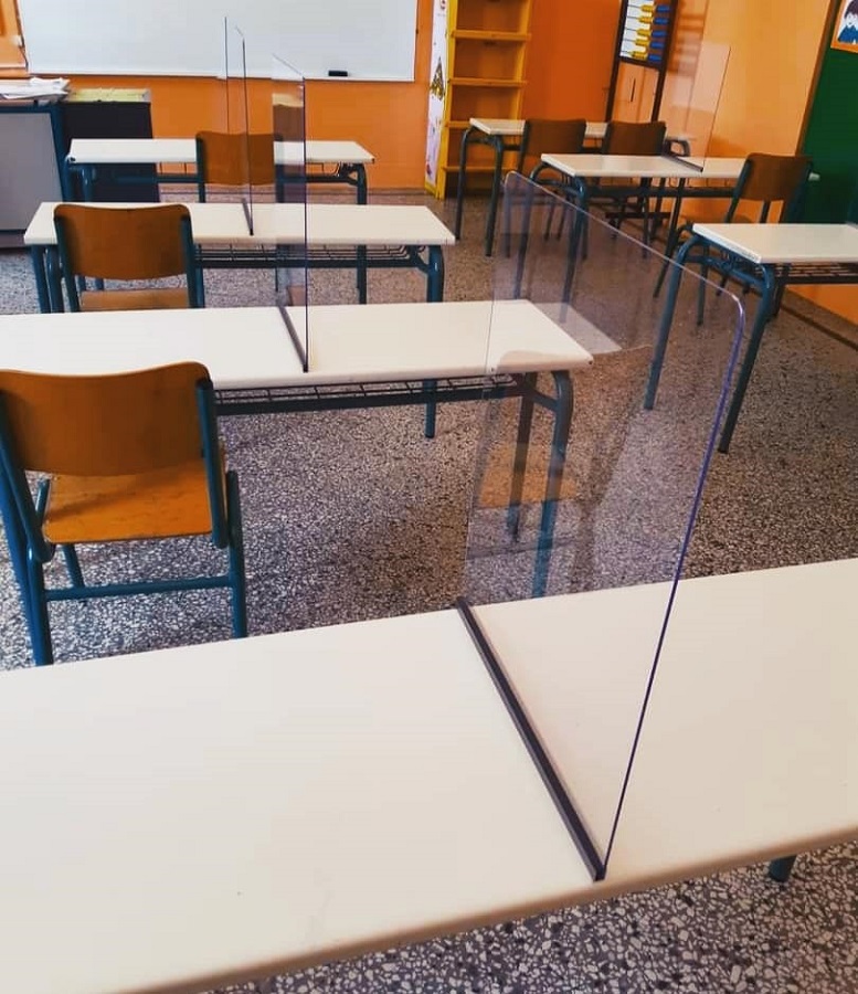 Γονείς πλήρωσαν και έβαλαν μόνοι τους πλεξιγκλάς σε δημοτικό στην Θεσσαλονίκη