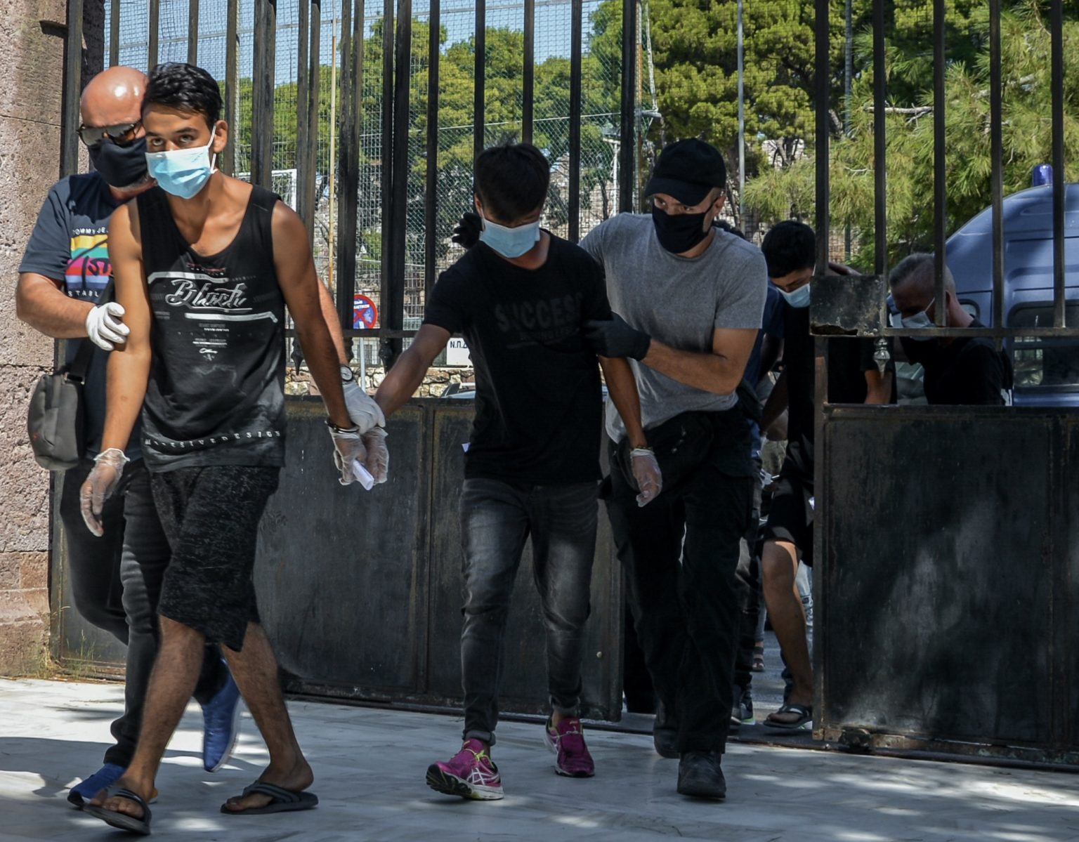 Στoν Εισαγγελέα oι 6 συλληφθέντες για εμπρησμό του ΚΥΤ Μόριας