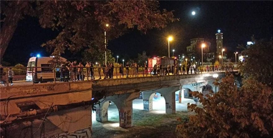 Σοβαρό τροχαίο στη Λάρισα: Δύο 16χρονα παιδιά παρασύρθηκαν από όχημα και εκτινάχθηκαν από τη γέφυρα Αλκαζάρ
