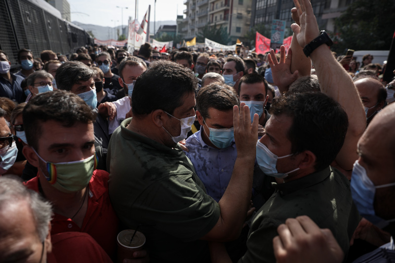 Προπηλακίστηκε ο Τσίπρας μπροστά στο Εφετείο - Ένταση με νερά και καφέδες