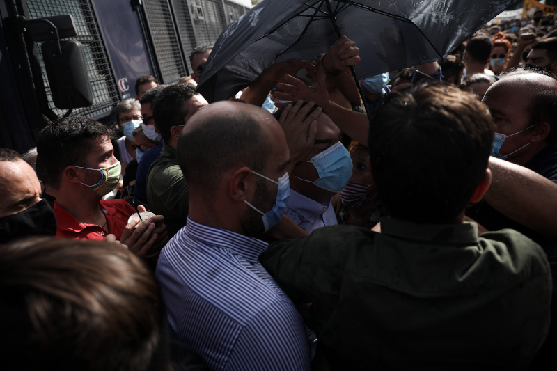 Προπηλακίστηκε ο Τσίπρας μπροστά στο Εφετείο - Ένταση με νερά και καφέδες