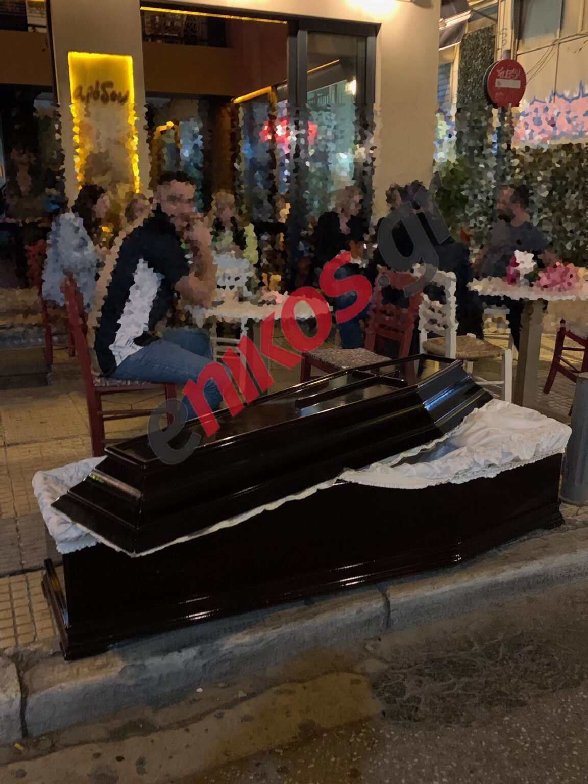 Έβγαλαν φέρετρο σε μεζεδοπωλείο στου Ψυρρή – «Πόσο να αντέξουμε;» δηλώνει ο υπεύθυνος του μαγαζιού